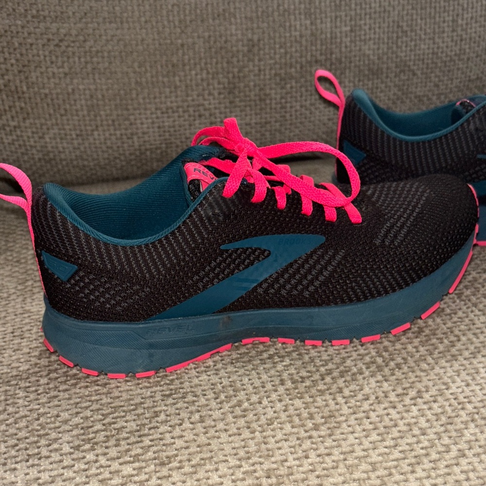 Brooks Women's Athletic Shoes - Black and Pink